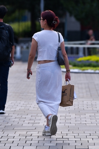 ★薄白长裙美女