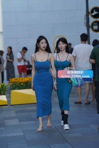 街拍兰色吊带长裙美女