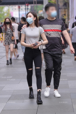 润臀紧身裤美女