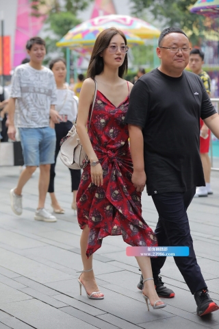 街拍吊带裙高跟美女
