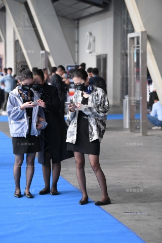 查看完整内容：黑色丝三姐妹 - 共17张图片