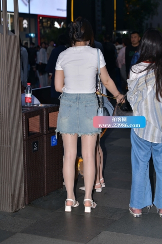 喜欢养狗狗的R丝牛仔裙妹纸