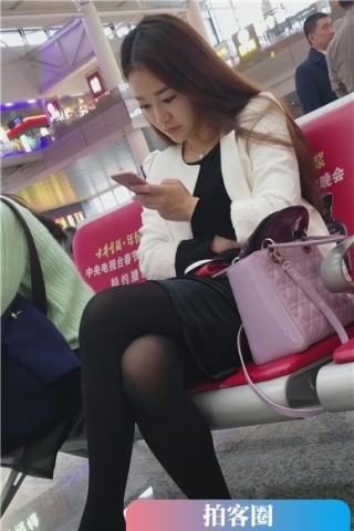 查看完整内容：4K - 候车室拍摄优雅的长发少f（视频版） - 共8张图片