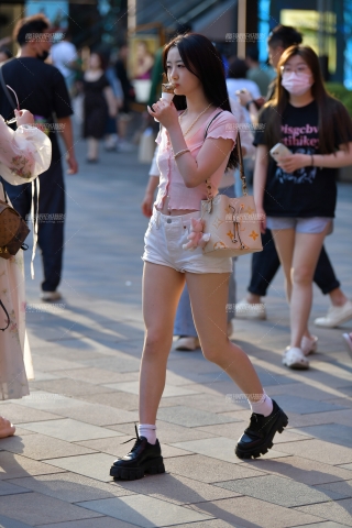 ★文静冰激凌热裤美女