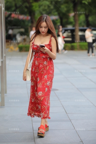 丰满的吊带裙**