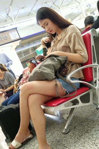 查看完整内容：4k超清，候车室拍摄气质甜美热裤美腿漂亮小姐姐（视频版） - 共10张图片