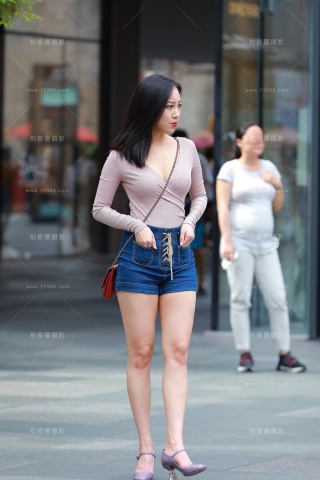 深V低胸，大长腿女友