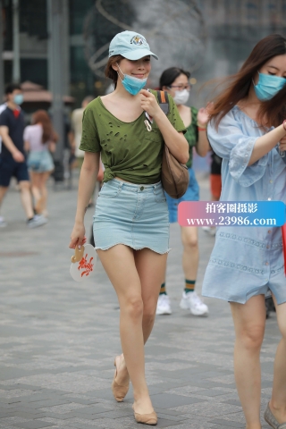 街拍带鸭舌帽的短裙美眉