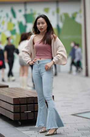 查看完整内容：搭讪高挑的喇叭牛仔美女 - 共22张图片