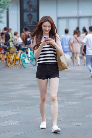 长腿美眉 好白啊