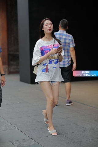 街拍长T恤苗条小姐姐