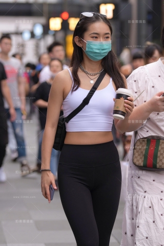 小背心，黑色紧身裤运动女孩