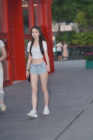 街拍热裤小姐姐跟闺蜜