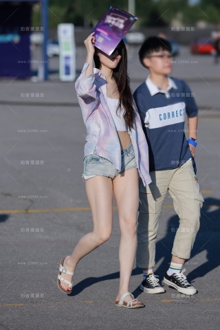 街拍超短热裤小妞