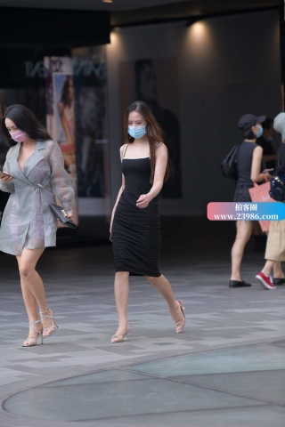 搭讪街拍两位性感高跟美女