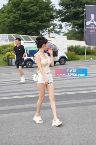 抓拍超苗条的长腿美眉