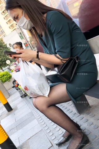 等公交的黑丝女孩（视频版）