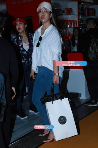 【街拍之魂赛帖】B27、带帽子的牛仔女孩