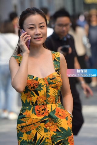 街拍低胸连衣裙美妇