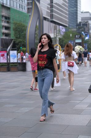 查看完整内容：街拍气质蓝牛女神 - 共20张图片