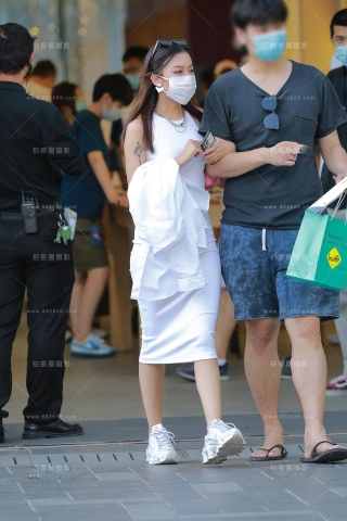 白色包臀裙小姐姐