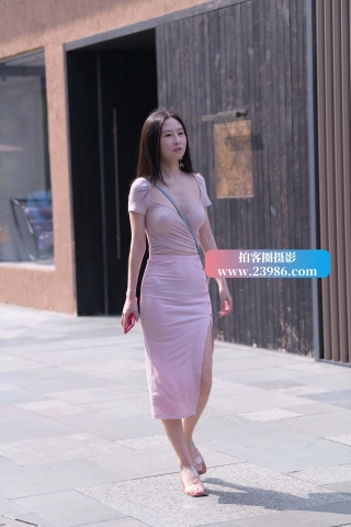查看完整内容：街拍低胸装粉色群美眉 - 共17张图片