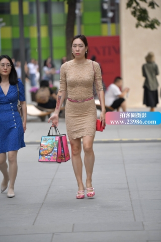 鱼嘴高跟鞋包臀裙街拍美女