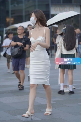 街拍吊带白裙美女