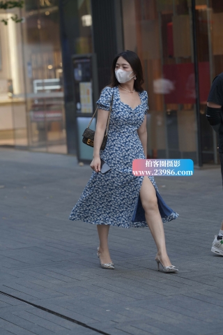 街拍银白色高跟鞋，碎花裙美妇