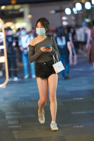 一个人逛街的热裤女孩