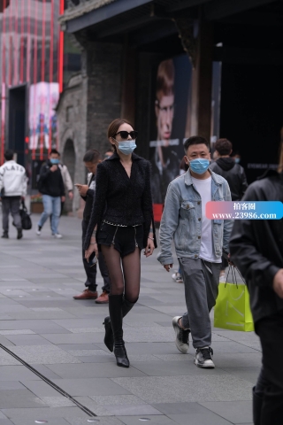 街拍高挑的长靴丝袜美女