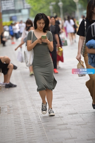 街拍修身包臀裙姑娘