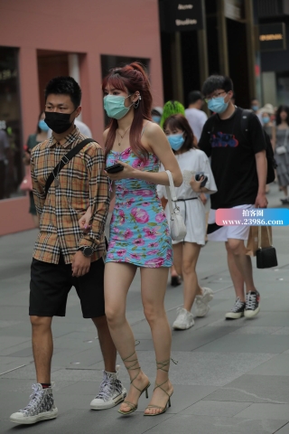 街拍吊带花裙子性感美眉