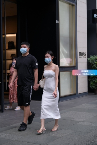 街拍优雅白裙女友