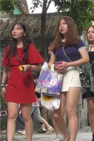 查看完整内容：街拍白短热裤美腿性感小姐姐 [491 MB]（视频版） - 共8张图片