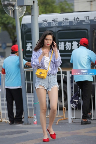 街拍红鞋子美女