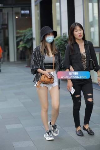 街拍白热裤小姐姐