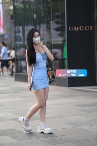 紧紧的包臀短裙美眉