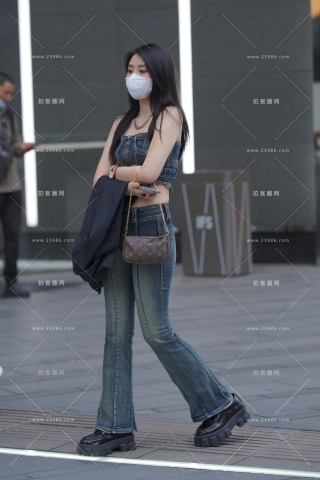 街拍牛仔裤美臀美眉