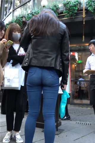 4K 街拍蓝色紧身牛仔裤美女  [1.66 GB]（视频版）