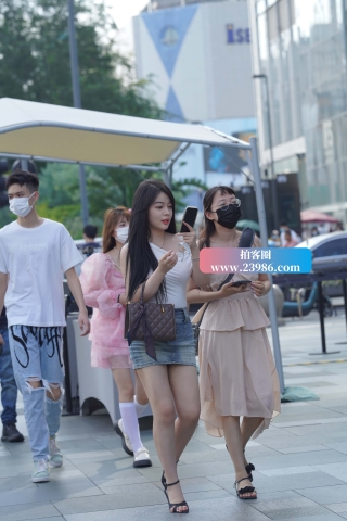 街拍牛仔短裙妹子