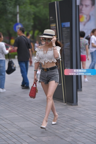 小蛮腰热裤时尚街拍美女