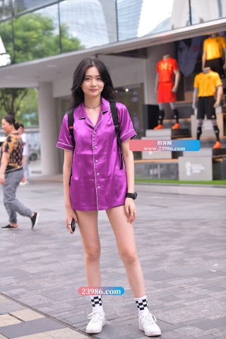 【街拍之魂赛帖】活力紫衣少女