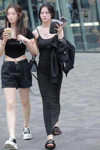 【玻璃街拍】性感黑色包臀裙美女