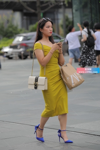 饱满的甜美女孩