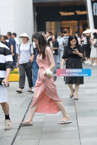 街拍粉色长裙美女