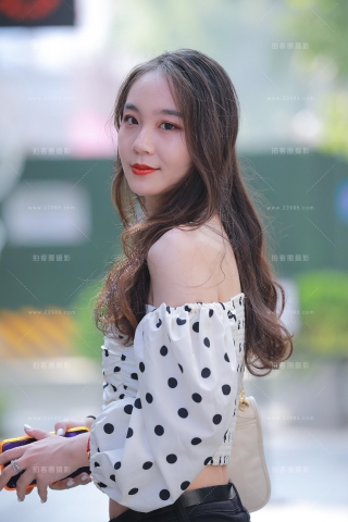 【玻璃街拍】黑色牛仔裤漂亮学妹