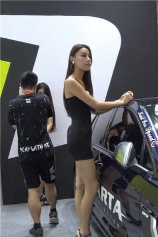 查看完整内容：4k视频，极品包臀裙美丽车模，一米八的大长腿 [1.25 GB]（视频版） - 共16张图片