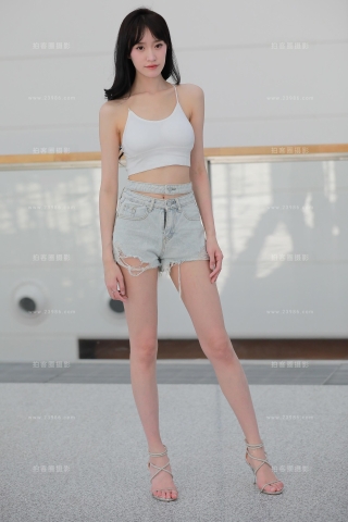 【玻璃街拍】牛仔热裤长腿小姐姐