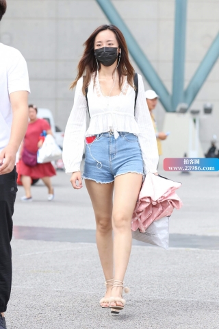 街拍黑色口罩热裤美妞